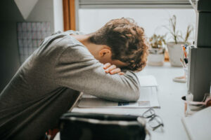 Employee-sleeping-at-his-desk-between-jobs.