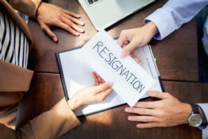 Employee-handing-in-their-resignation-letter