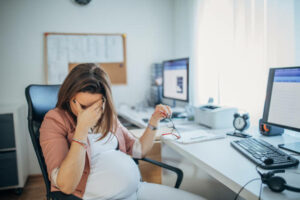 Pregnant-female-executive-who-is-stressed