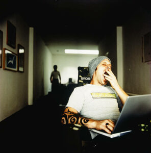 Employee-yawning-on-a-laptop.
