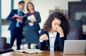 Burnout-employee-under-pressure-in-the-office.